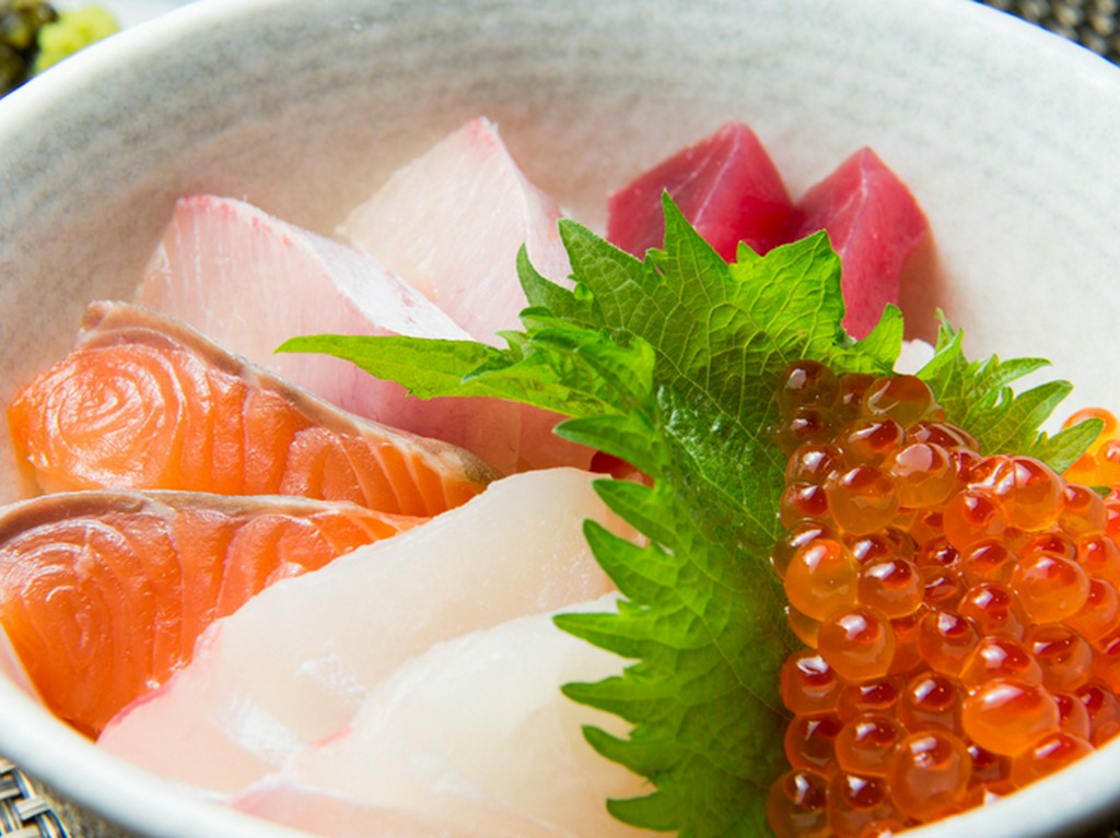 自家製の胡麻ダレが素材の味を引き立てる『海鮮丼』