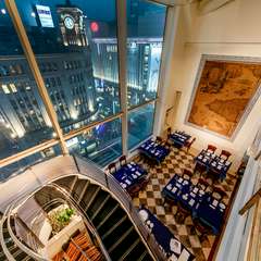 女子がときめくこと間違いなしの螺旋階段から目の前に臨む夜景！