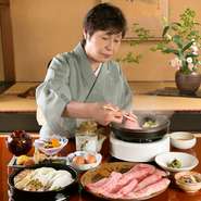 鍋の最後まで仲居が丁寧にお世話をしてくれる【すき焼割烹　日山】。美味しいものをより美味しい状態で提供したいという想いが、素材や味、サービスを通して伝わってきます。