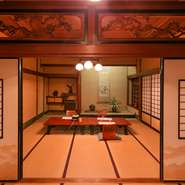 昔ながらの和の設えにどこかホッと心が和む広い座敷は、仲間との親睦を深めるのにもぴったりな空間。『すき焼』や『しゃぶしゃぶ』、『ビフテキ』など、様々なコースがあり、宴会に喜ばれています。