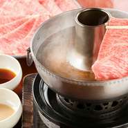 一日かけてつくるしゃぶしゃぶの特製スープで肉の旨みも倍増