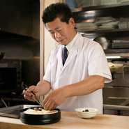 美味しい料理を最良の食べごろで味わっていただけるように、当店は鍋の最後まで仲居がお世話をいたします。上質な素材と味、心を尽くしたもてなしで、皆様に「また来たい」と思っていただけたら幸いです。