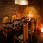 テーブル席から座敷まで、落ち着いた部屋が多数用意されています。テーブル席は、2名から20名まで。座敷は、30名の大人数で利用できます。知らない人に気を遣うことのない個室は、肩の力を抜いて過ごせます。