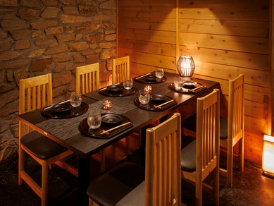 テーブル席から座敷まで、使い勝手の良い全席個室の居酒屋