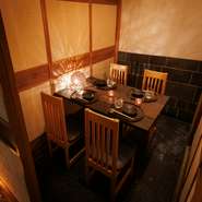 個室は、2名から利用できます。夜景の見える個室で食事をいただきながら、ふたりきりのロマンチックデートを愉しみませんか。日常とは異なる時間の流れの中で、ふたりの距離も近づいていくことでしょう。