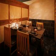 個室は4名、6名、8名、12名、16名、20名と独立して使うこともできますが、扉を外してを繋げれば収容人数を変えることもできます。平日ならば、当日予約が狙い目。皆でワイワイガヤガヤ、合コンを盛り上げます。
