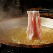 当店では厳選食材を使用した海の幸、山の幸コースを厳選したお酒と共にお楽しみ頂けます。和牛肉寿司や権兵衛の鍋が楽しめる飲み放題付コースは3500円～ご用意。お値段に合わせてお選び頂けます。