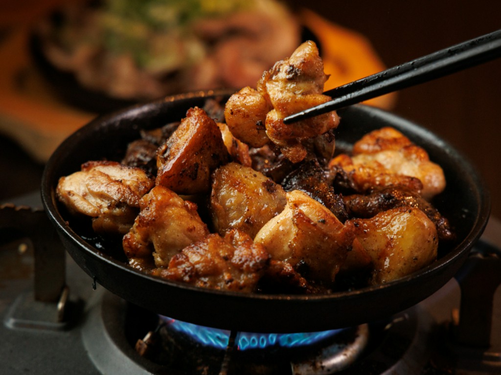 『名物！鉄板焼き鳥』が自慢！手作りのタレが絶品です！