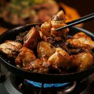 鉄板でじっくりと焼き上げた焼鳥が自慢の当店。手作りのたれにつけてご提供いたします。ぜひお気に入りを見つけてみてください。当店の人気を集めた盛り合わせもご用意。また、宴会にぴったりなコースもご用意しております。見た目も豪華な料理でテーブルを華やかに演出致します◎