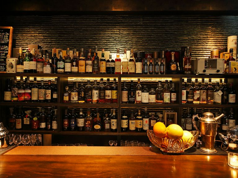 洋酒のボトルがずらりと並ぶ様は、まさに圧巻