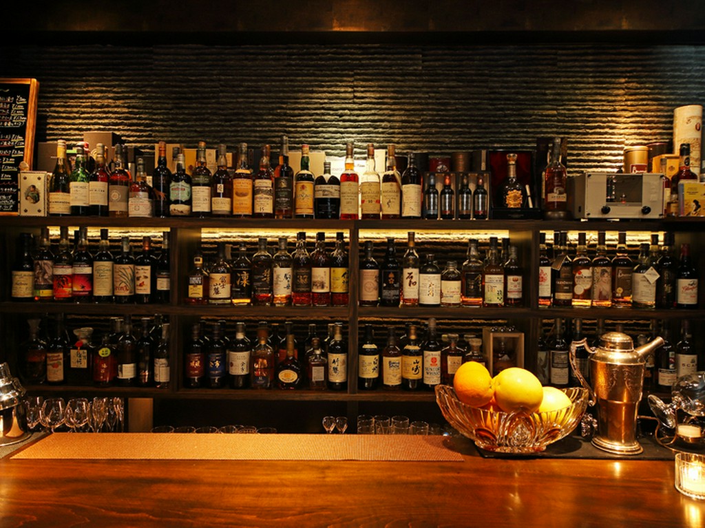 洋酒のボトルがずらりと並ぶ様は、まさに圧巻