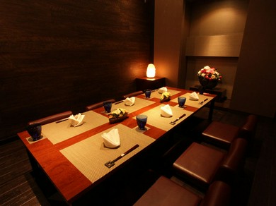 ゆっくりと足を伸ばせる掘りごたつ式の座敷個室