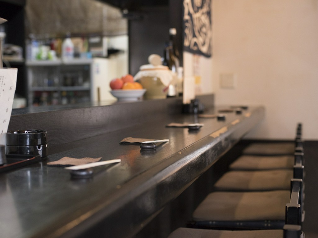 活気ある大人の雰囲気を味わいながらお食事を堪能できます