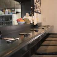 食材の味を活かした創作料理を、活気ある雰囲気の中で、大人の時間を楽しんでください。気さくな店主が、お客様からのリクエストに応じて日本酒や焼酎を提供いたします。カップルでの利用にもお勧めです。