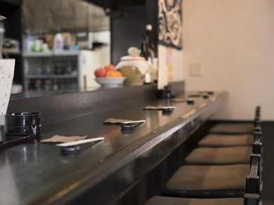 活気ある大人の雰囲気を味わいながらお食事を堪能できます