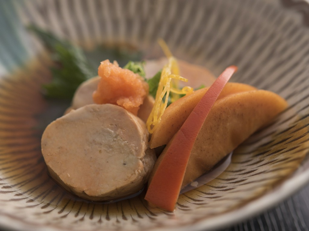 その日の仕入れによって変化する魚や肉を食材に合った調理方法で