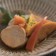 漁師さんからの直送なので、その日によって仕入れ内容が違うので、その日の食材の一番おいしいと思える調理方法で提供します。鮮度の良さは魚だけでななくお肉料理でも感じることができます。