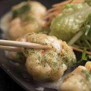 ぷりぷりした食感を楽しむためあえて大エビを利用しています。エビと相性の良いマヨネーズで。