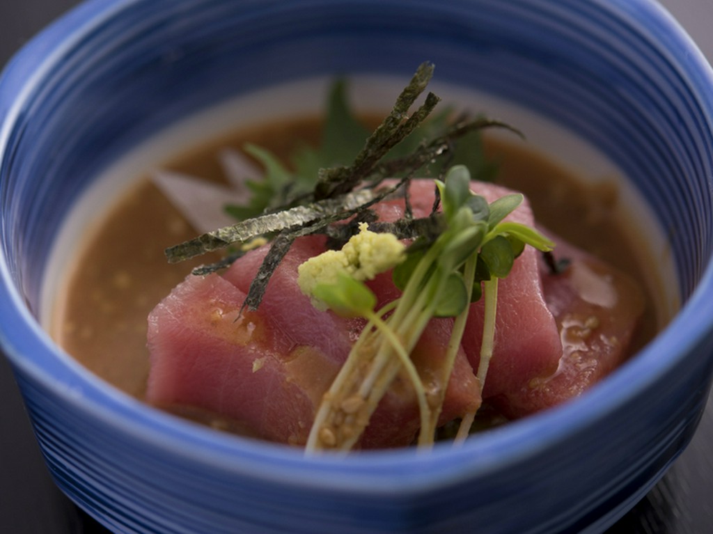 鮮度抜群のマグロにゴマの香りをつけた『本マグロの胡麻和え』