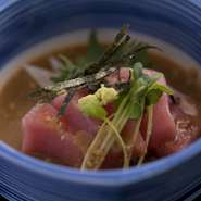 鮮度の良さに自信があるので、マグロの味をひきたたせるためにゴマであえました。香りと甘さが絶品