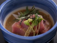 鮮度抜群のマグロにゴマの香りをつけた『本マグロの胡麻和え』