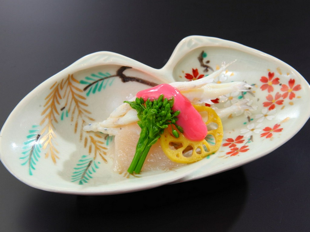 まずはこだわりの「先付」から、季節を感じる一皿を堪能