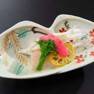 春に食べられる先付は、白魚と春野菜。白魚はお酒で蒸して旨みを引き出し、苺と酒粕と酢を合わせた特製ソースをかけていただきます。ゆりねやうど、菜の花などの春野菜を添えて。季節感のある一皿を楽しめます。