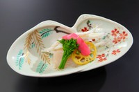 春に食べられる先付は、白魚と春野菜。白魚はお酒で蒸して旨みを引き出し、苺と酒粕と酢を合わせた特製ソースをかけていただきます。ゆりねやうど、菜の花などの春野菜を添えて。季節感のある一皿を楽しめます。
