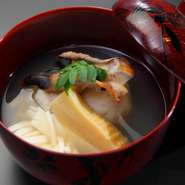 出汁は、挽きたてのかつおぶしとまぐろぶしを独自にブレンドしたこだわりの味。香り高くて上品な優しい味わいです。春のお椀は筍とハマグリしんじょう。季節を感じる一杯が楽しめます。