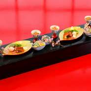 料理の美味しさを引き立てる盛り方や器にもこだわった「八寸」。目で見て、舌で味わい、季節の味を存分に堪能。