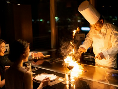 鉄板パフォーマンスと美しい夜景で会話も弾む