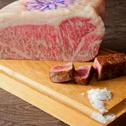 神戸肉流通推進協議会・指定登録店なので、質の高い「神戸ビーフ」がいつでもそろっています。静岡産の本わさび、千葉のヒゲタ醤油、ひろたのポン酢、淡路の藻塩など、肉の旨みが際立つこだわりの薬味を添えて。