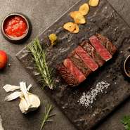 シェフが目の前の鉄板で焼き上げる、シンプルに牛ステーキをお楽しみたいただけるランチ。メインのステーキは国産牛、黒毛和牛　もしくは　神戸ビーフをお選びいただけます。※お肉の種類によって金額は異なります
