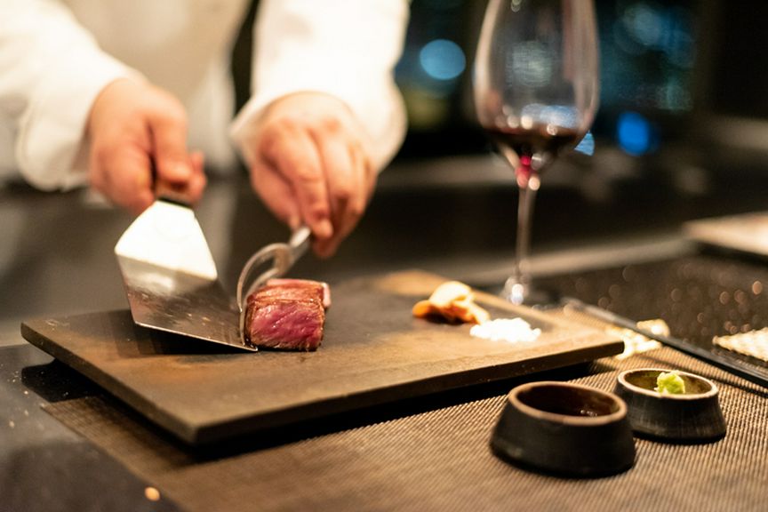 肉を知り尽くした鉄板焼のシェフが目の前で焼き上げるステーキ