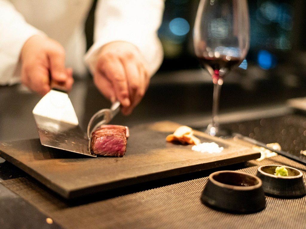 肉を知り尽くした鉄板焼のシェフが目の前で焼き上げるステーキ