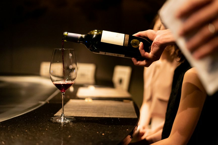 ソムリエはじめワインに詳しいスタッフがワインをセレクト