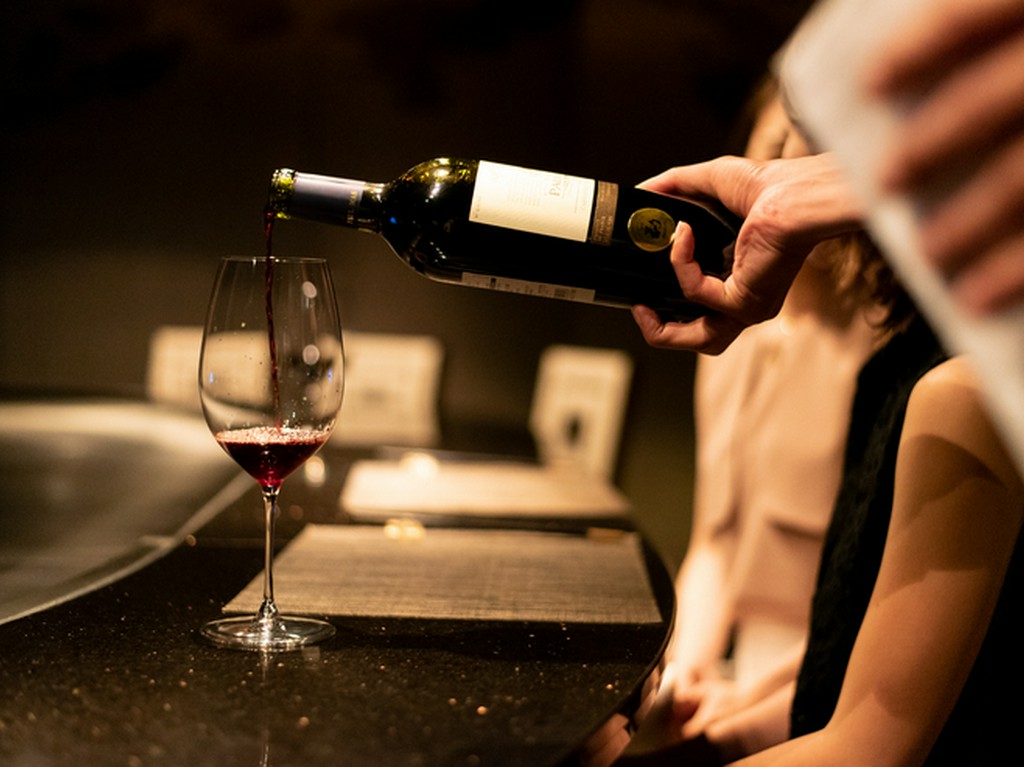 ソムリエはじめワインに詳しいスタッフがワインをセレクト