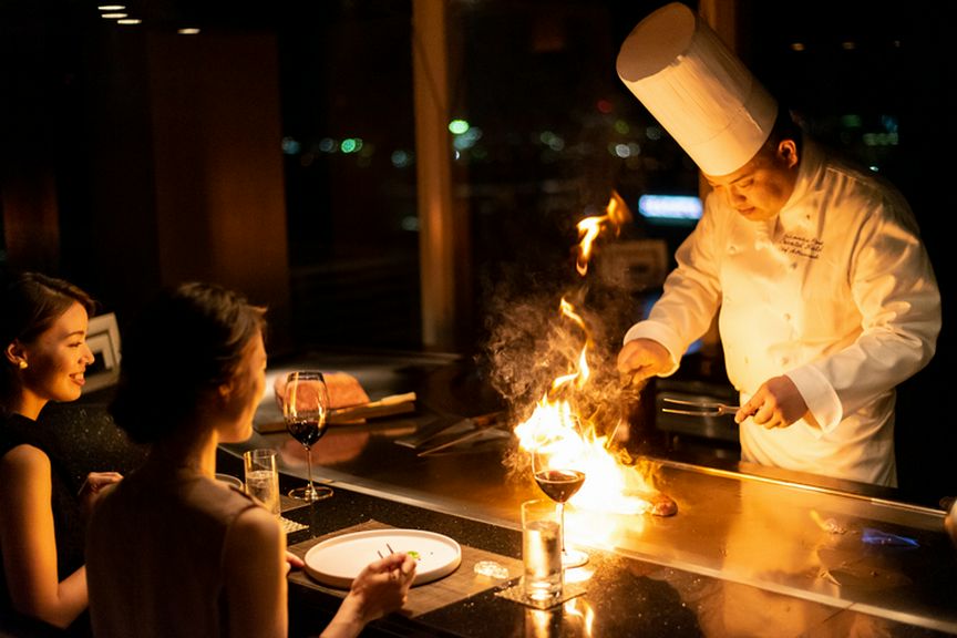 目の前で炎が上がる鉄板パフォーマンス!