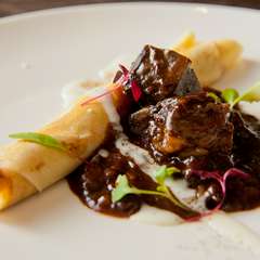 肉と野菜の旨みが凝縮された『神戸ビーフのクレープ包み』