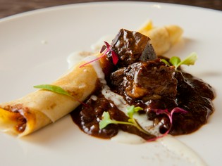 肉と野菜の旨みが凝縮された『神戸ビーフのクレープ包み』