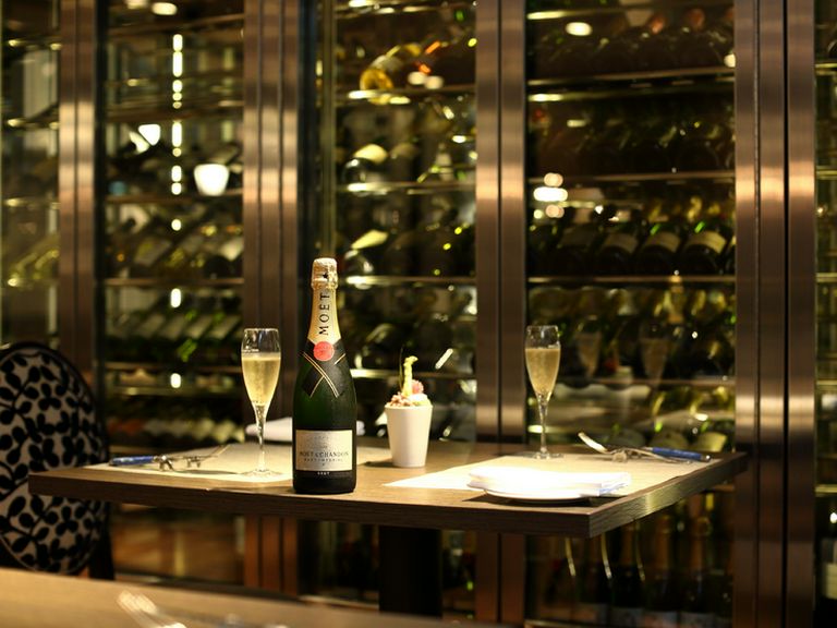 最高級のボトルも揃えつつ、グラスも豊富。その気軽さが魅力