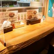 シンプルな和の雰囲気の店内は、ゆったりと過ごすのにピッタリ。木のぬくもりを感じるカウンター席で、おいしい料理を食べながらふたり並んで過ごせば、いつもより会話も弾みます。