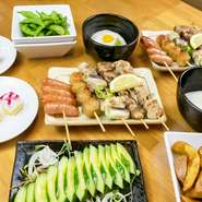 コースは、鍋メイン、焼鳥メインの2種類。どちらも飲み放題が付いていて、心置きなく飲み明かせます。単品料理の注文でも、2時間の飲み放題プランを利用可能。