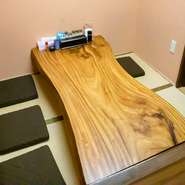 座敷の個室や半個室では、靴を脱いでゆったりリラックス