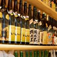 人気の芋焼酎『赤兎馬』やプレミアム焼酎『魔王』など、焼酎好きにはたまらない品揃え。なかでも店主のオススメは芋焼酎『あらわざ』だとか。甘みがあり、飲みやすく、臭みがないので、どんな料理ともよく合います。