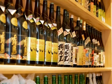 鶏料理とともに楽しむ店主おすすめの焼酎がずらりラインナップ