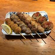 いろいろな味わいを食べ比べられる『おまかせ串盛（5本）』