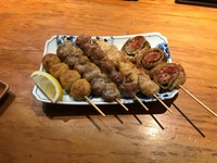 いろいろな味わいを食べ比べられる『おまかせ串盛（5本）』