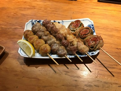 いろいろな味わいを食べ比べられる『おまかせ串盛（5本）』