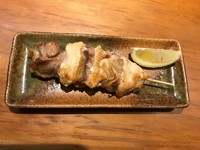 大ぶりに切った宮崎地鶏じとっこのムネ肉と日向鶏のモモ肉を交互に串打ちし、備長炭で火入れ。やわらかい部位と噛み応えのある部位、2つの味を一串で堪能できます。お好みで塩やレモンをかけてどうぞ。